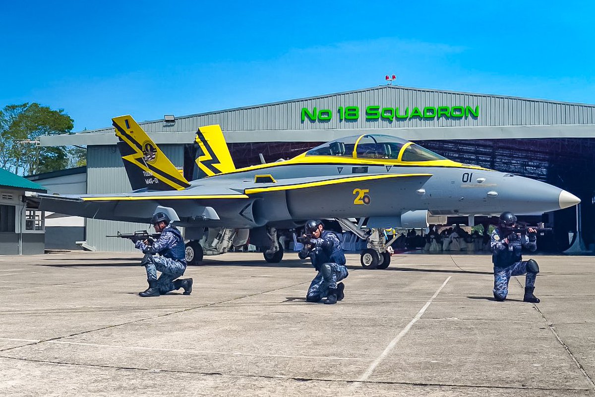 avgeekmy's tweet image. Bismillah.

Happy 25th Anniversary F/A-18D Hornet from No 18SQN @tudm_rasmi 
 
#No18SqnRMAF 
#FA18DHORNET
#M4501
#PangkalanUdaraButterworth