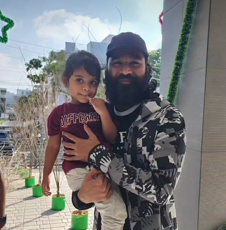 Dfan_Surya's tweet photo. Good Night 💙

D bloods 🥰💫

#Vaathi #CaptainMiller  @dhanushkraja 👑 https://t.co/z5n5SvKYMP