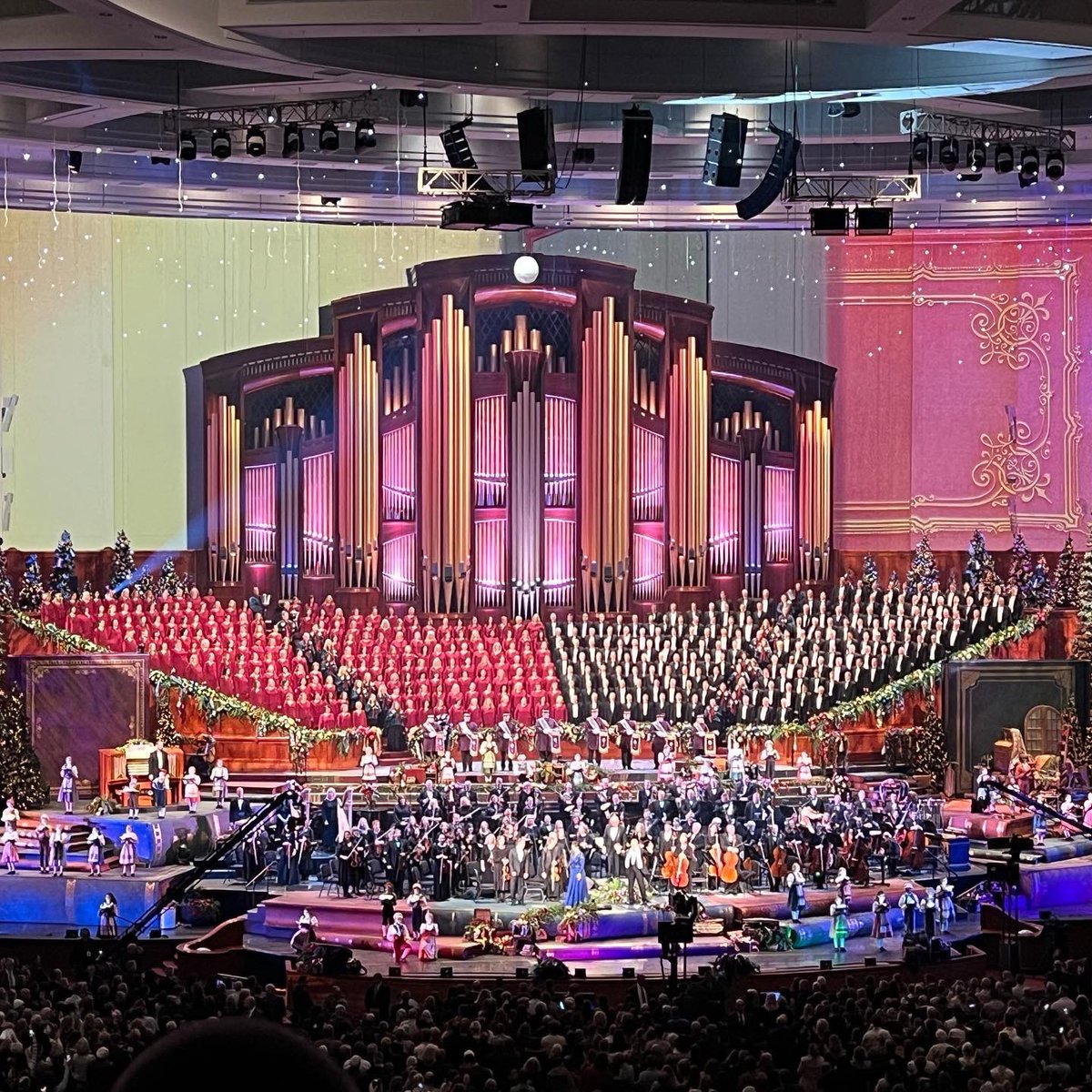 steven_esq's tweet image. Last night was awesome! #MuchJoy Thanks, Brent Parkin and Family, for the invitation! @TheTabChoir 🎄🎶🌟