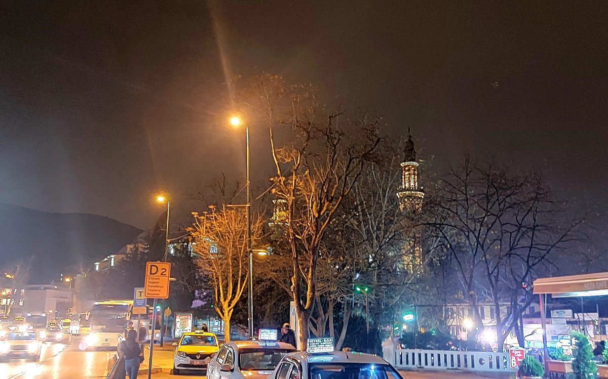 bymeydanoglu's tweet photo. Gecesi de bir başka güzel memleketimin 🙂
#Bursa 
#gece #night https://t.co/nss703OIjW