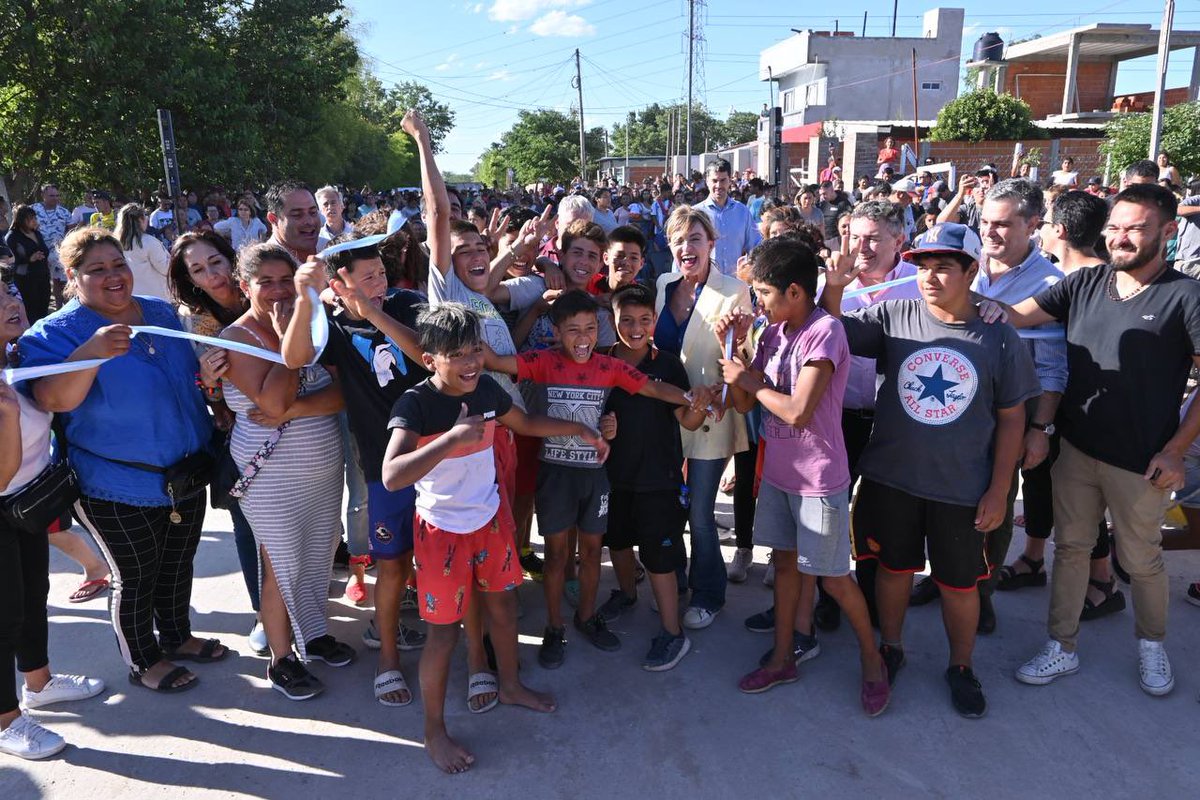marisafassi's tweet photo. Junto a @Guille_jelinski inauguramos el puente vehicular y peatonal sobre la calle Combate de Los Pozos, en Máximo Paz Oeste. 

Una obra que además incluye la construcción de otro puente similar sobre la calle Suiza y trabajos de desagües pluviales.

¡Seguimos trabajando unidos! https://t.co/A5HMLAYic4