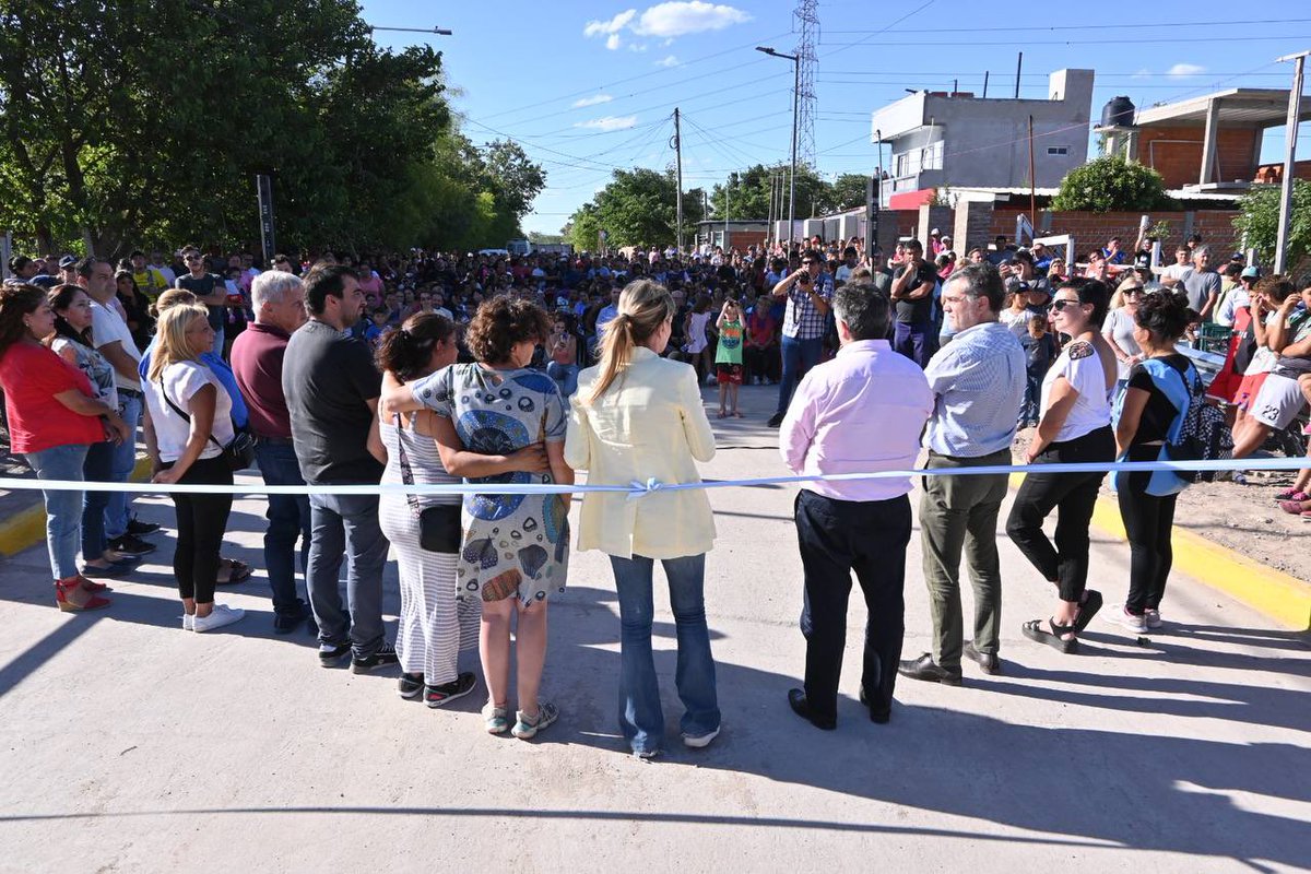 marisafassi's tweet photo. Junto a @Guille_jelinski inauguramos el puente vehicular y peatonal sobre la calle Combate de Los Pozos, en Máximo Paz Oeste. 

Una obra que además incluye la construcción de otro puente similar sobre la calle Suiza y trabajos de desagües pluviales.

¡Seguimos trabajando unidos! https://t.co/A5HMLAYic4