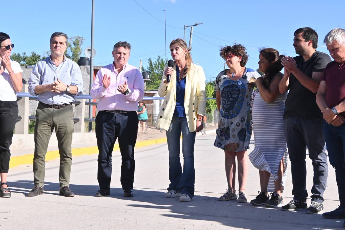 marisafassi's tweet photo. Junto a @Guille_jelinski inauguramos el puente vehicular y peatonal sobre la calle Combate de Los Pozos, en Máximo Paz Oeste. 

Una obra que además incluye la construcción de otro puente similar sobre la calle Suiza y trabajos de desagües pluviales.

¡Seguimos trabajando unidos! https://t.co/A5HMLAYic4