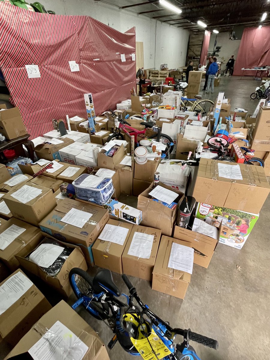 SantaCops's tweet image. Getting ready for delivery day tomorrow!! 🎅🏼👮🏼🎄