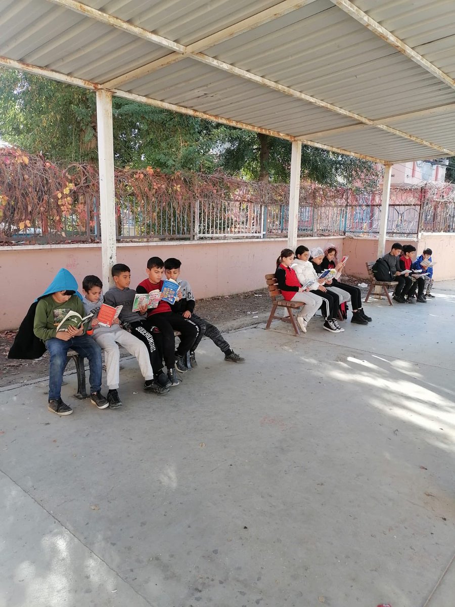 Kitap okuma sevgisi kazanmayan bir insanın eğitimi yarıda kalmış demektir. Okuma saatlerimizden kareler...