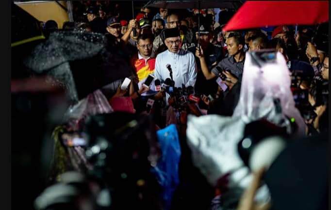 YAB Perdana Menteri DS @anwaribrahim Mengumumkan Bantuan Segera Pada Mangsa Tanah Runtuh. 1. RM10,000 Bantuan Untuk Keluarga Mangsa Yang Meninggal Dunia. 2. RM1000 Bantuan Wang Ihsan (BWI) Untuk Mangsa Yang Tidak Melibatkan Kematian. @fahmi_fadzil