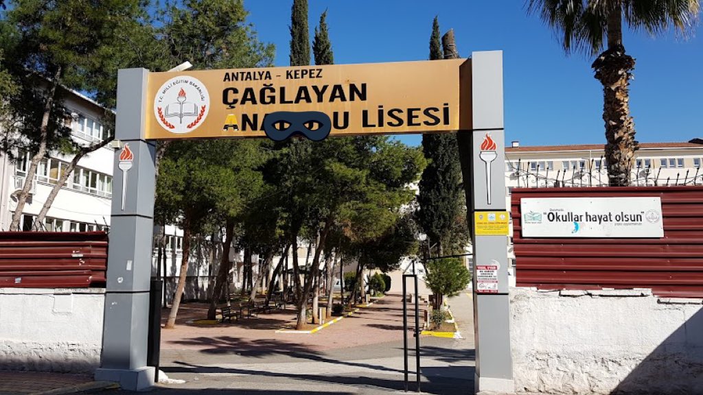 Fotoğrafa biraz bakınca
Niyazı hocanın dayağını yiyorsunuz 😀