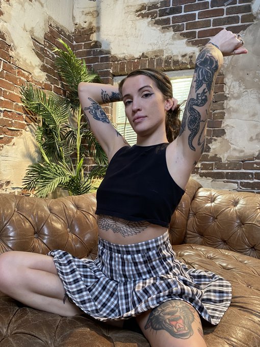 Worship the beautifully smooth and soft armpits of @suttonseductive!!  Watch her tease you here: https://t