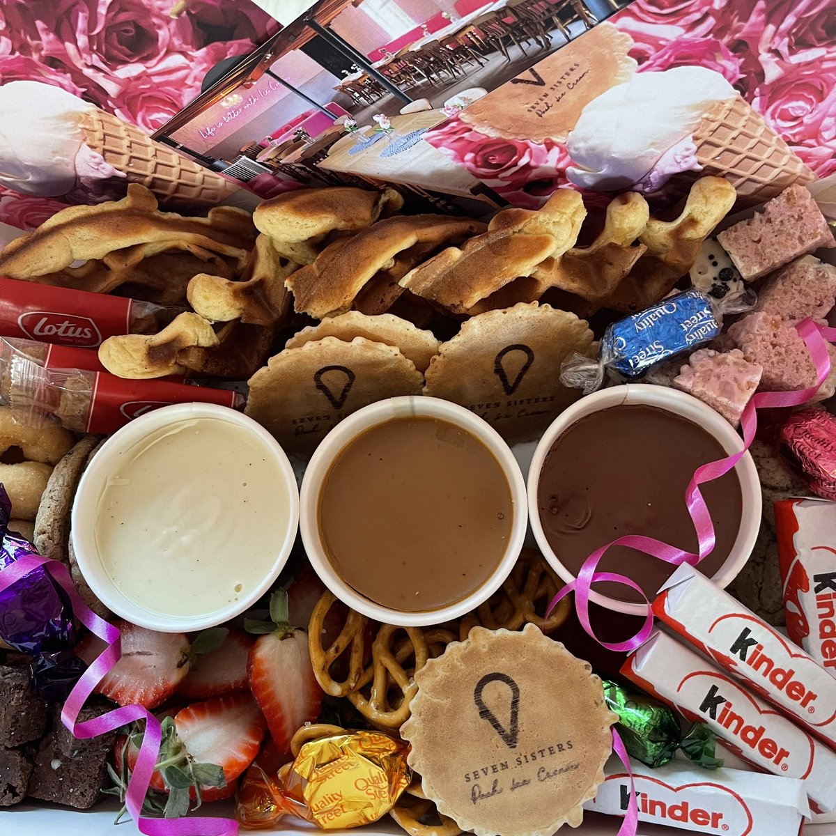 🎄FESTIVE FONDUE BOXES🎅🏻
💖Yes they are back ! 
🎄Available to order from today 
💖Perfect for a stay in treat or great to take out as a gift 
🎄Order online or on the shop 
#fonduebox #festivetreats #sharingbox #nightin #giftsforfriends #festivebox