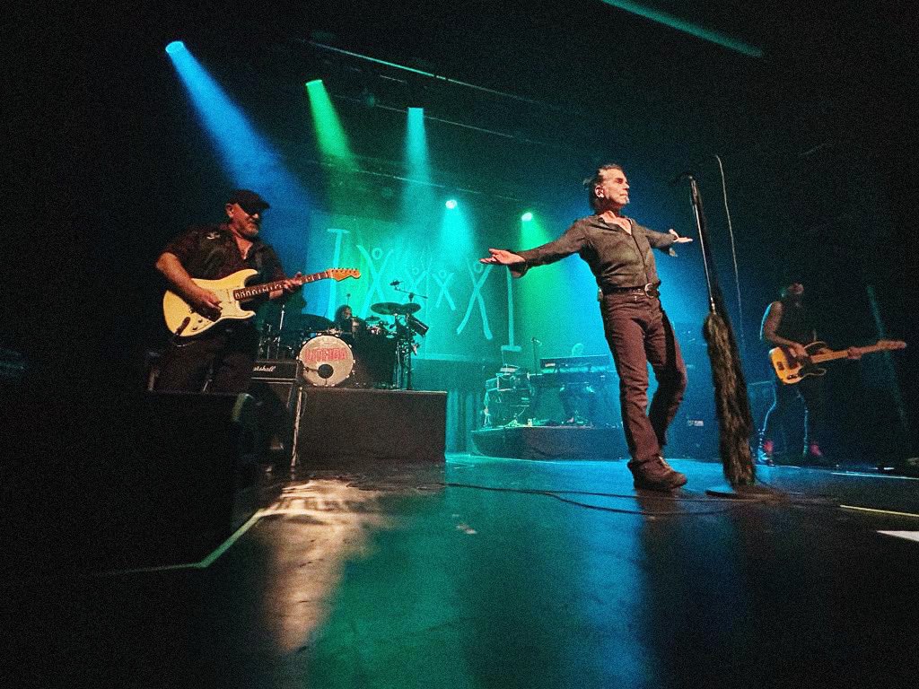 Litfiba's tweet photo. Grazie, Zurigo! Vi avevamo promesso una grande festa e voi ci avere regalato una serata indimenticabile! 🎸🔥 https://t.co/c0I0ZYdS2u