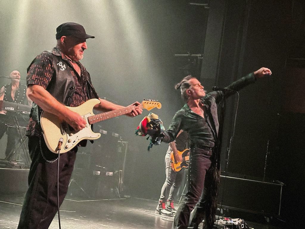 Litfiba's tweet photo. Grazie, Zurigo! Vi avevamo promesso una grande festa e voi ci avere regalato una serata indimenticabile! 🎸🔥 https://t.co/c0I0ZYdS2u
