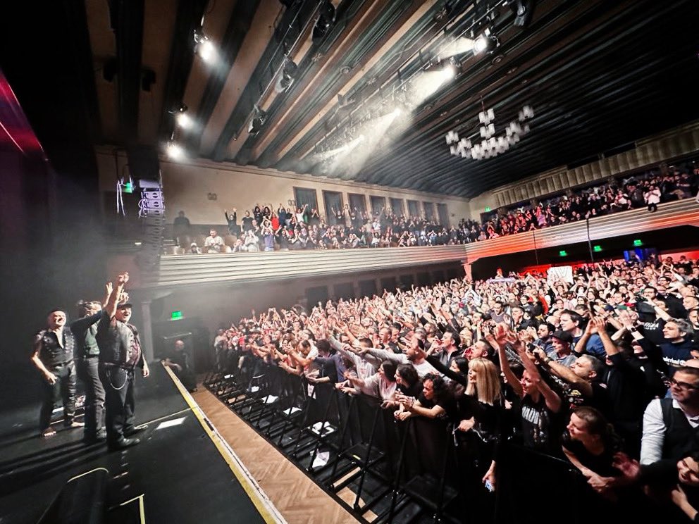 Litfiba's tweet photo. Grazie, Zurigo! Vi avevamo promesso una grande festa e voi ci avere regalato una serata indimenticabile! 🎸🔥 https://t.co/c0I0ZYdS2u