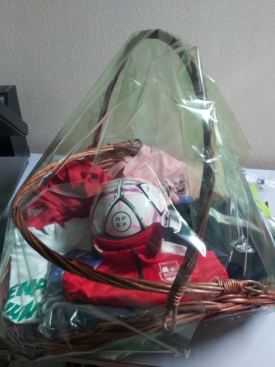 Aún seguimos con las rifas en la tienda para poder conseguir la cesta de Reyes con material deportivo, camiseta oficial <a href="/CDXOTA/">OSASUNA MAGNA</a> así como balón firmado, chándal de paseo, sudadera entreno y mucho material más. Hoy en el stand podrás conseguir los boletos o en el móvil 670595098.