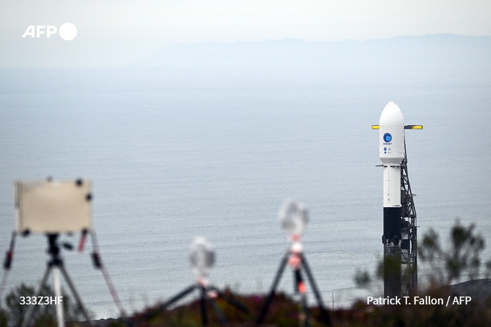 afpfr's tweet photo. [A LA UNE A 18H] Le nouveau satellite franco-américain SWOT a décollé depuis la Californie, marquant le début d'une mission qui permettra d'observer avec une précision sans précédent les mouvements de l'eau sur Terre, afin de mieux prédire les sécheresses ou inondations #AFP 2/5 https://t.co/In8T0Qs6Kn