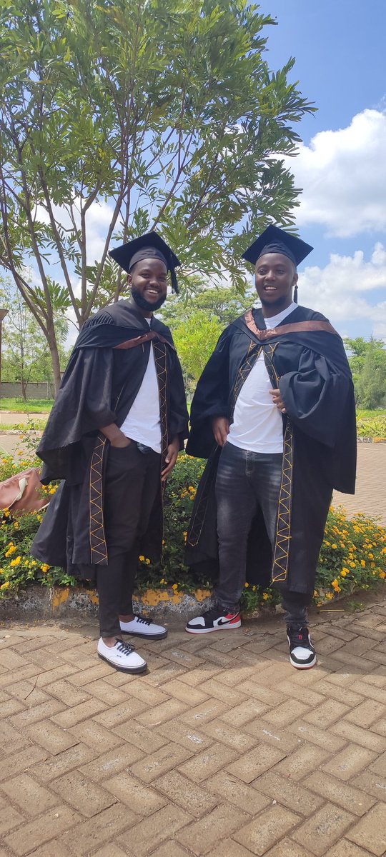 _alv0's tweet photo. Done, did it 💪💪#KUGraduation https://t.co/8Yk0Fb6qzI