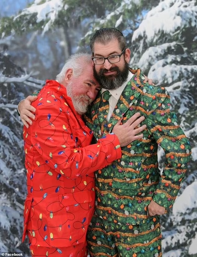 schauderhaft_'s tweet photo. here's a lovely little holiday picture of the lad and his husband. https://t.co/qzgXbrC57E