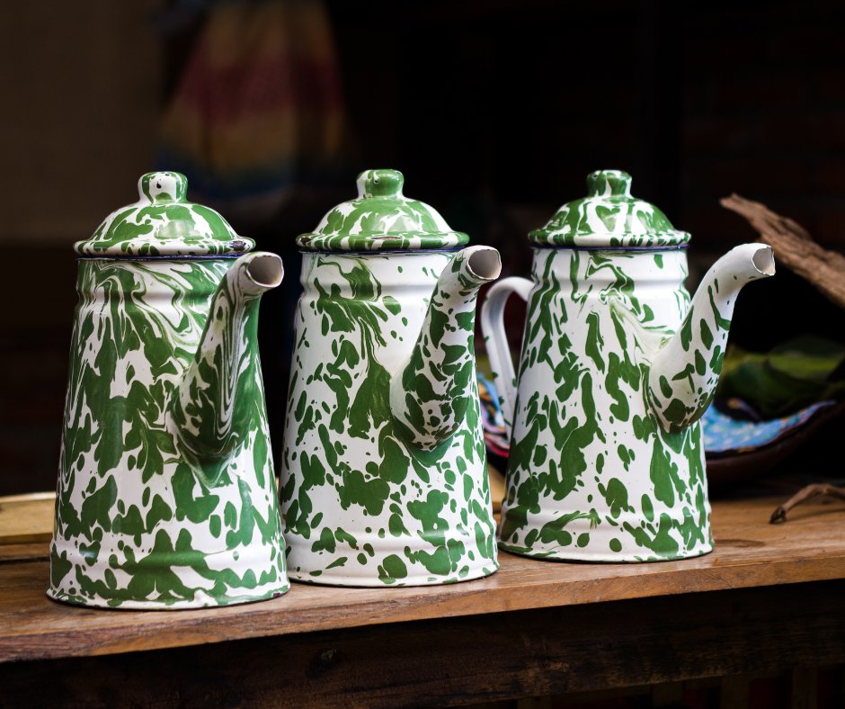 TeaCouncil's tweet photo. Two’s a crowd, but three’s a party… a tea party that is! 🍵🎉

#TeapotTuesday https://t.co/HBa4FspL3i