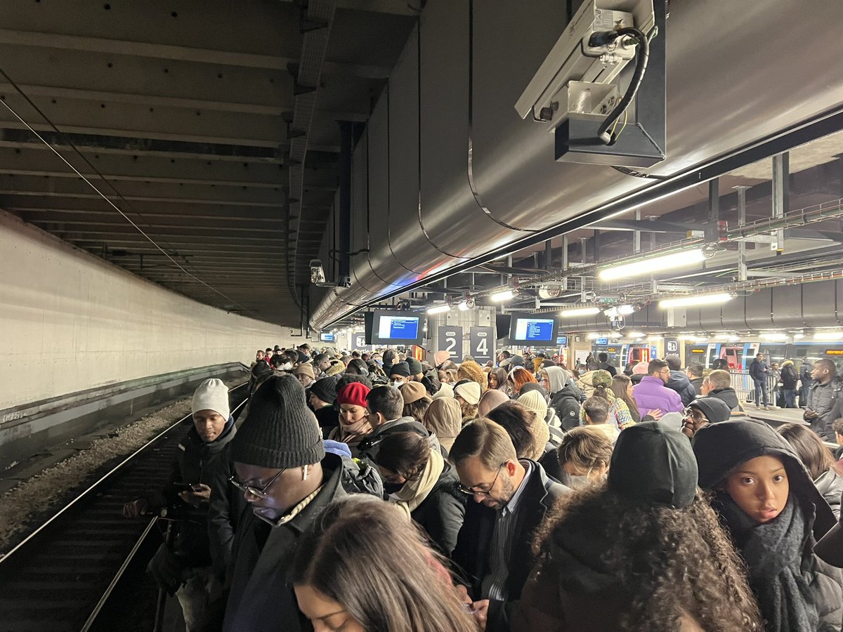 photomatom's tweet photo. Pour la 2e fois cette semaine l’enfer sur terre c’est le @RER_A deux heures pour rentrer lundi (en béquilles et platre c’est pratique) et là en direct de La Defense pour tenter de prendre la ligne L. Rééducation annulée pour la 2e fois en 5j. Ras le bol 😖 https://t.co/VKJhPQz08z