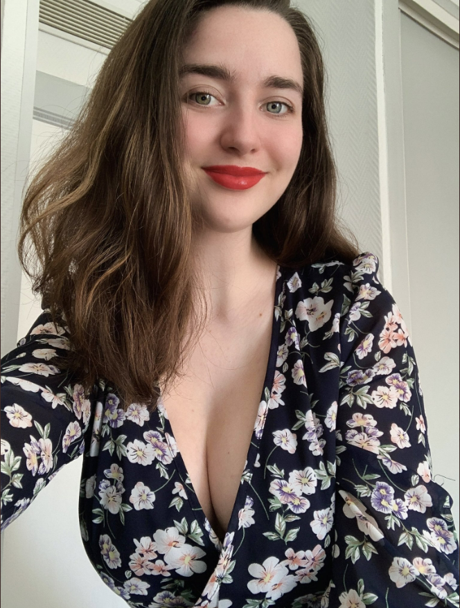 MomsDaily4's tweet photo. what do you prefer, my face or my boobies? https://t.co/wkO7ap5kDi