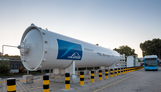 We bet you don’t know all the application fields of #hydrogen: the electronics industry relies on high-purity hydrogen for semiconductor manufacturing while chemicals customers need H2 for fuel desulfurization or #hydrotreatment. Discover more: fal.cn/3uuHC