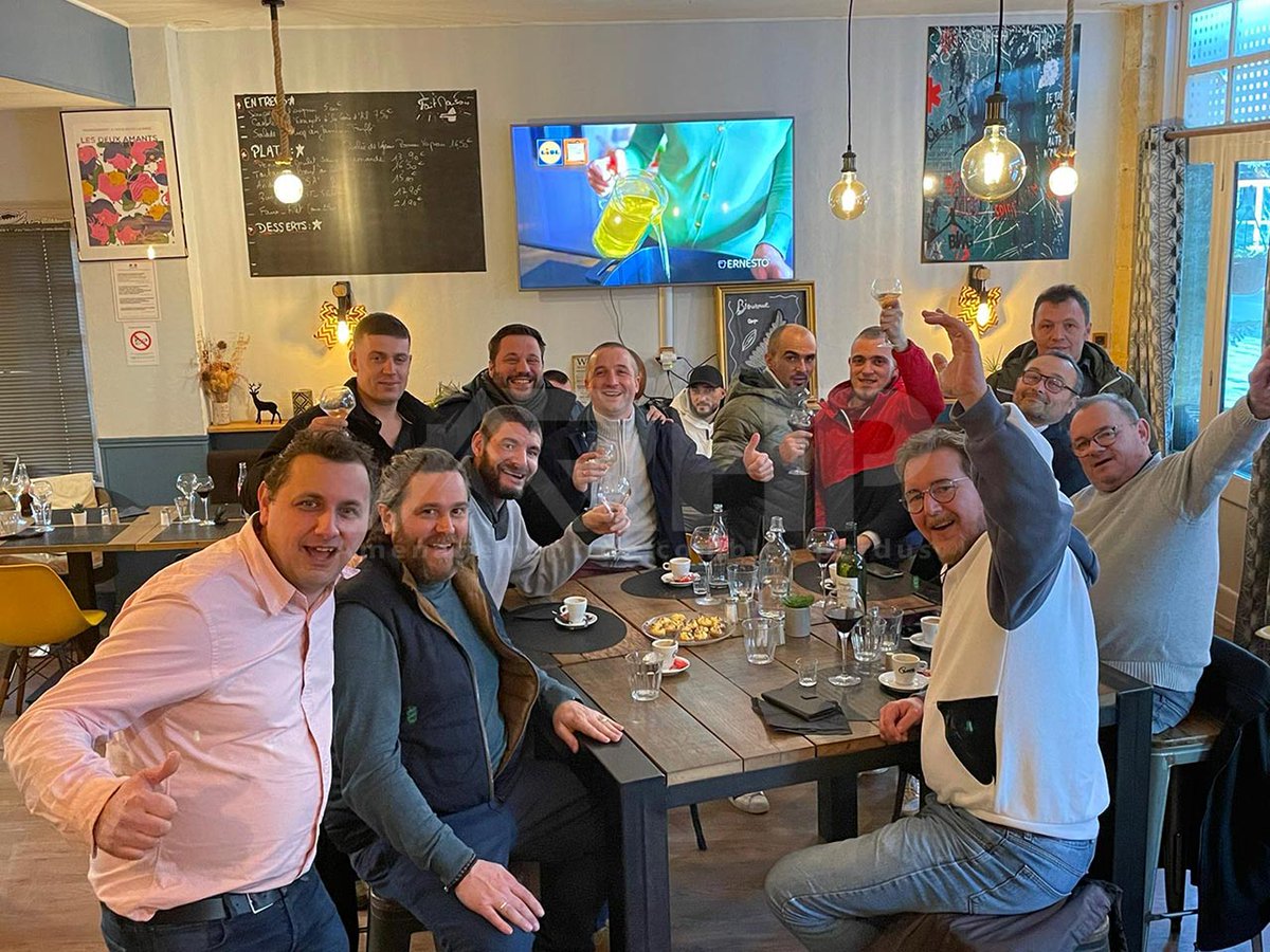 RhpCombles's tweet photo. L'ensemble des équipes RHP Combles s'est réuni aujourd'hui pour s'accorder un moment de détente et de convivialité 😄

Une pause chaleureuse avant la dernière ligne droite de 2022.

#AmenagementCombles #Combles #ComblesAmenages #fetes https://t.co/8tImzm79eb