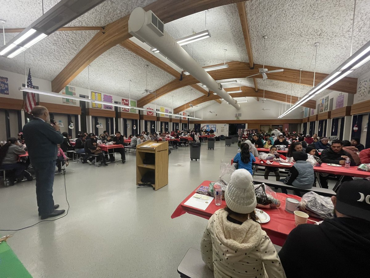 KBarronCaliz's tweet photo. Great turnout at our Winter EPM meetings this week! Thank you, Migrant team and student volunteers! Shoutout to our wonderful community partners &amp; Monterey Food Bank, PAL &amp; Fire Department for generous donations of food, a warm blanket &amp; toys to every family! https://t.co/pUzZDQ4Lih