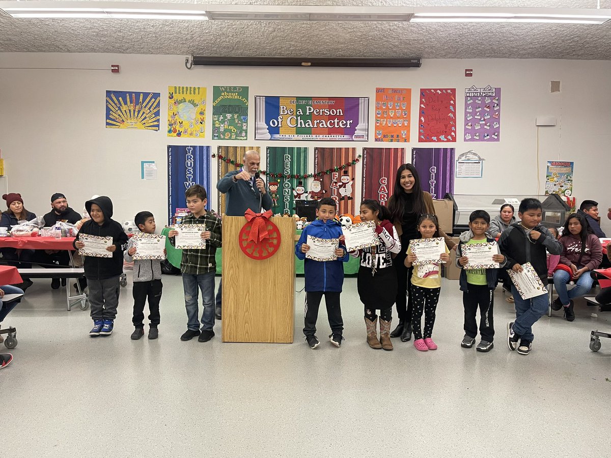 KBarronCaliz's tweet photo. Great turnout at our Winter EPM meetings this week! Thank you, Migrant team and student volunteers! Shoutout to our wonderful community partners &amp; Monterey Food Bank, PAL &amp; Fire Department for generous donations of food, a warm blanket &amp; toys to every family! https://t.co/pUzZDQ4Lih