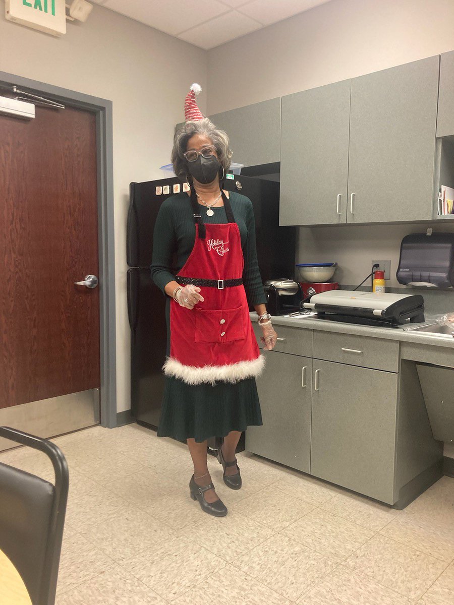 kwest514's tweet photo. Our Christmas Chef!
#roe50ignites https://t.co/WmseZFepUd