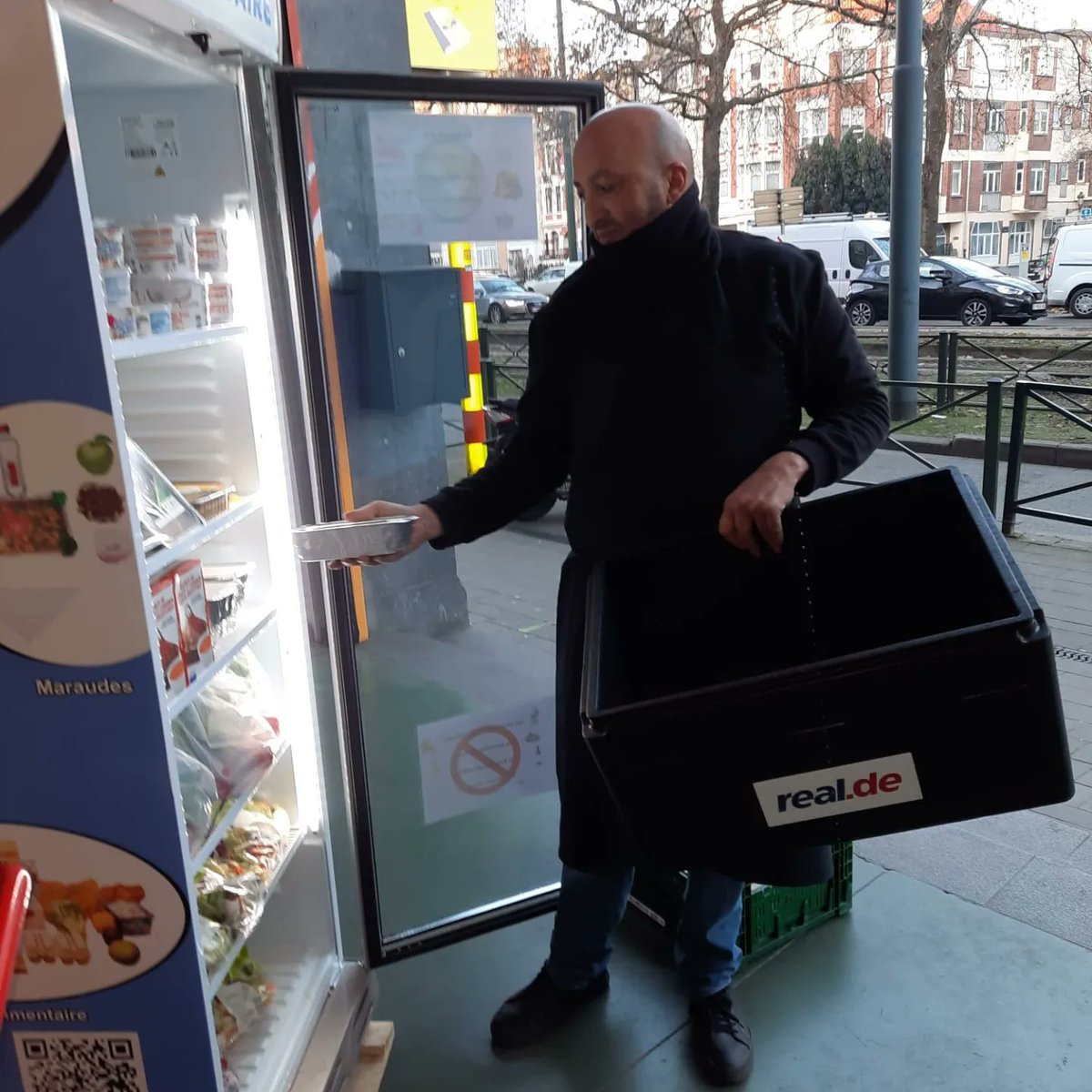 Je suis heureux de vous annoncer le premier #frigosolidaire de l’#ASBLSBAR en partenariat avec l'Ecole Notre Dame Du Sacré Coeur.
En + du projet "une collation pour tous" dans l'école le frigo solidaire va on l’espère créer une dynamique de #solidarité collective au niveau local