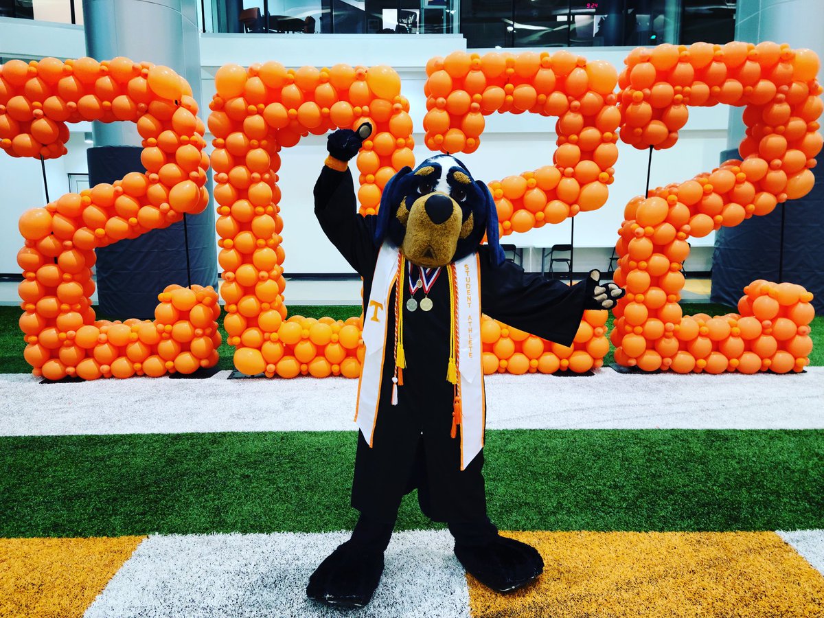 UTSmokey_00's tweet photo. Happy Graduation Day! #VFL https://t.co/5MfKq3oSp7