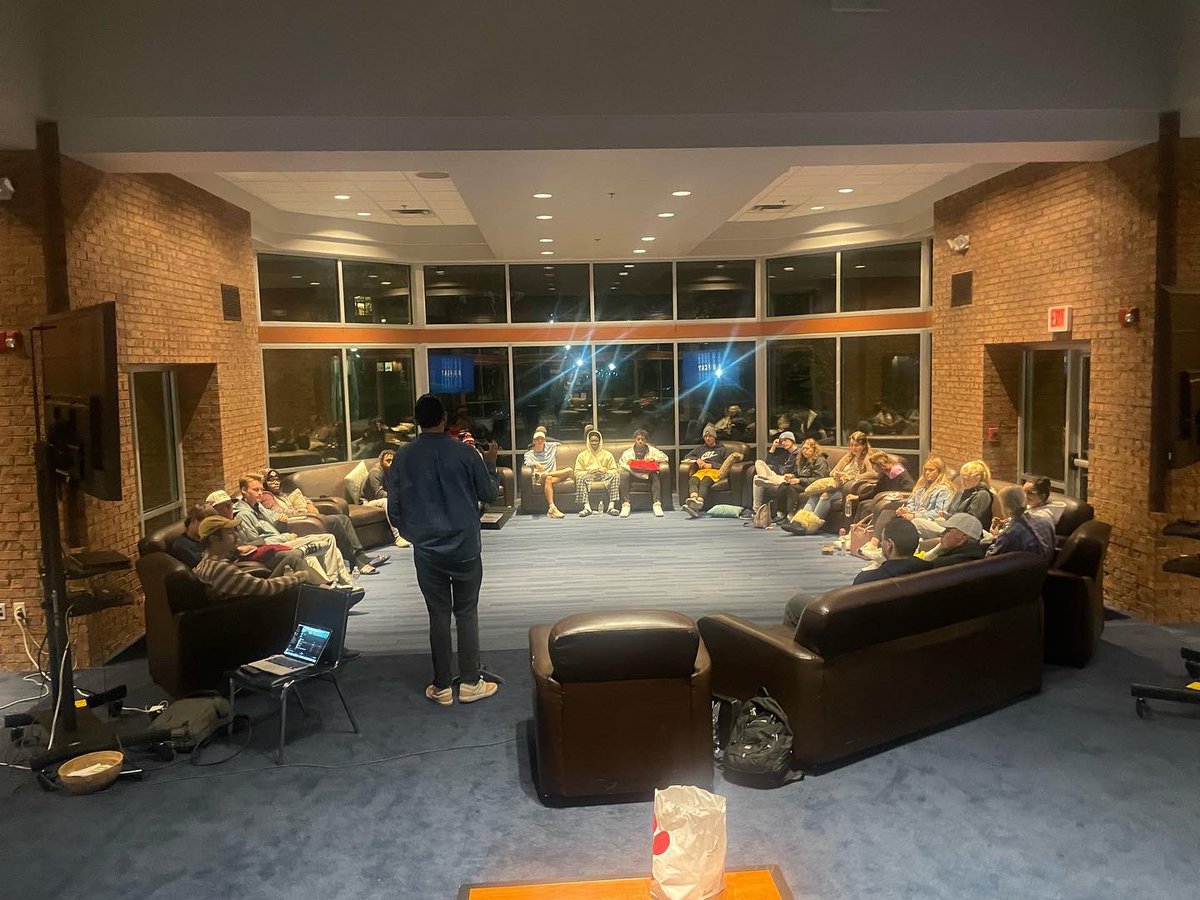 billqueenfca's tweet photo. “Bring them in, build them up, teach them how, send them out – small groups play an integral part in disciple building.” @RickWarren #Dgroups #Discipleship #FCA https://t.co/3EwLrgUhIG