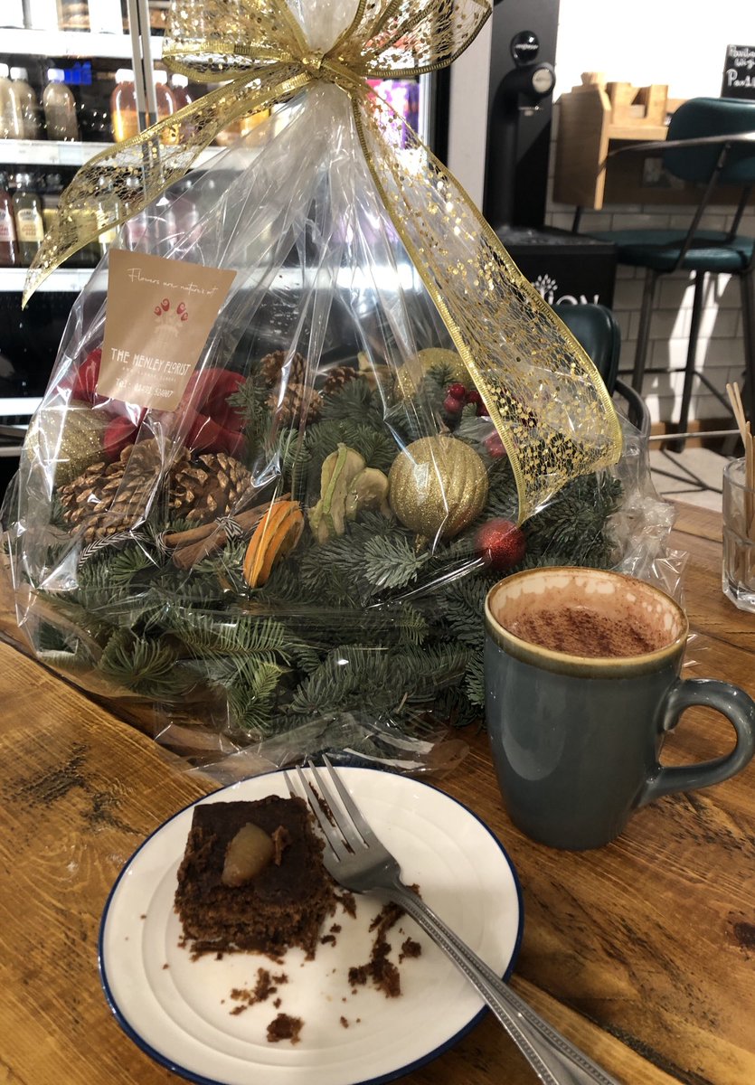A spot of hot chocolate and ginger cake to warm the cockles on a cold winter day in Henley.  Spot the Christmas wreath.  Can’t wait to get this beauty on the door 🎄🎄