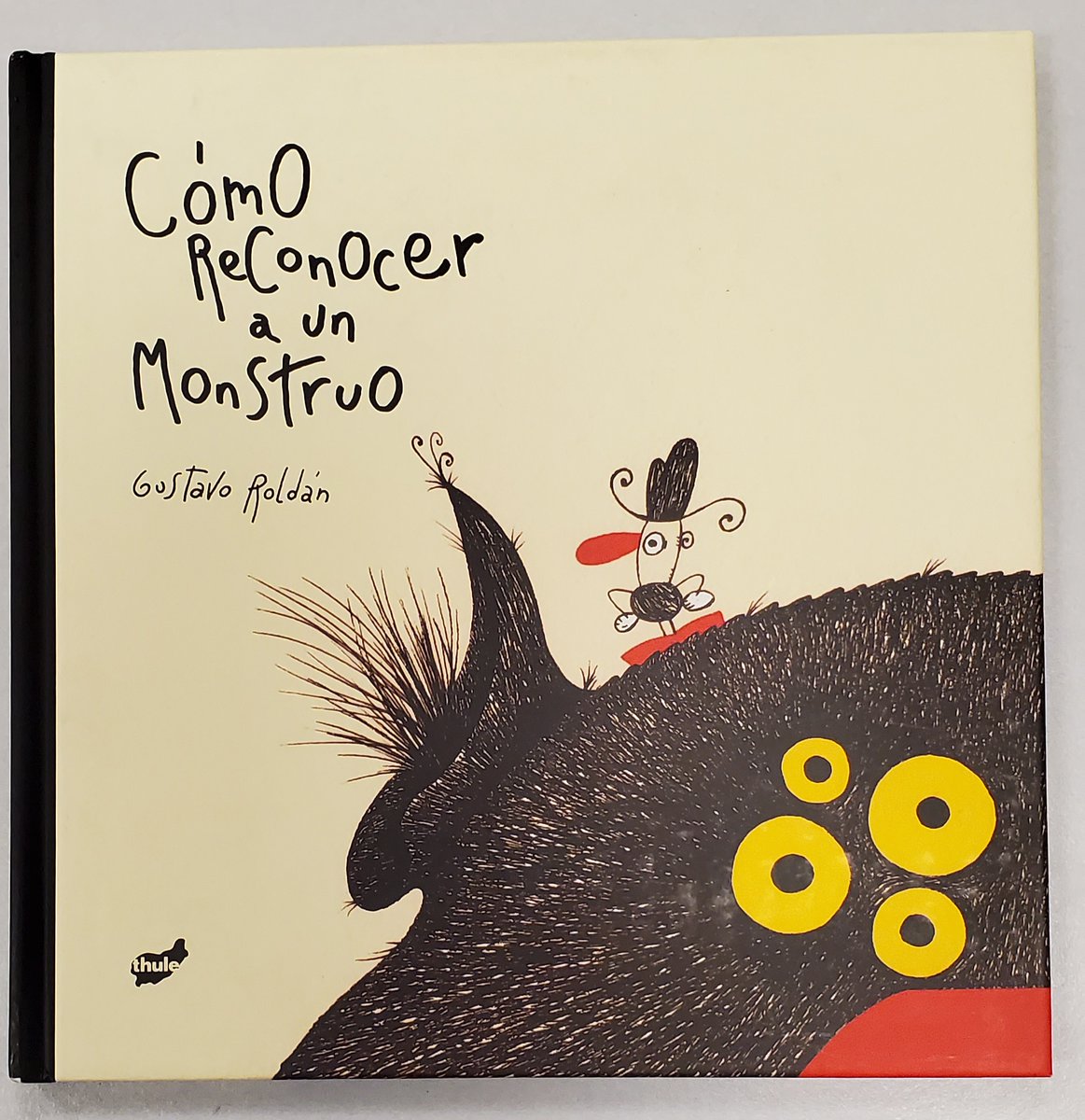 In K-2 we read Gustavo Roldán's Cómo reconocer a un monstruo. We're playing games related to the book that include body parts, colors, shapes, and counting. We are also moving to some songs!