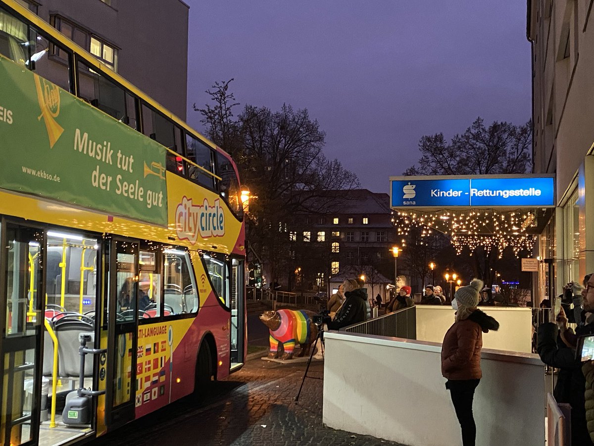 hgfurian's tweet image. #Weihnachtsbus des #evangelischen #Kirchenkreises #BerlinSüdost an der #Kinderklinik des #Sanakrankenhauses in #Lichtenberg.