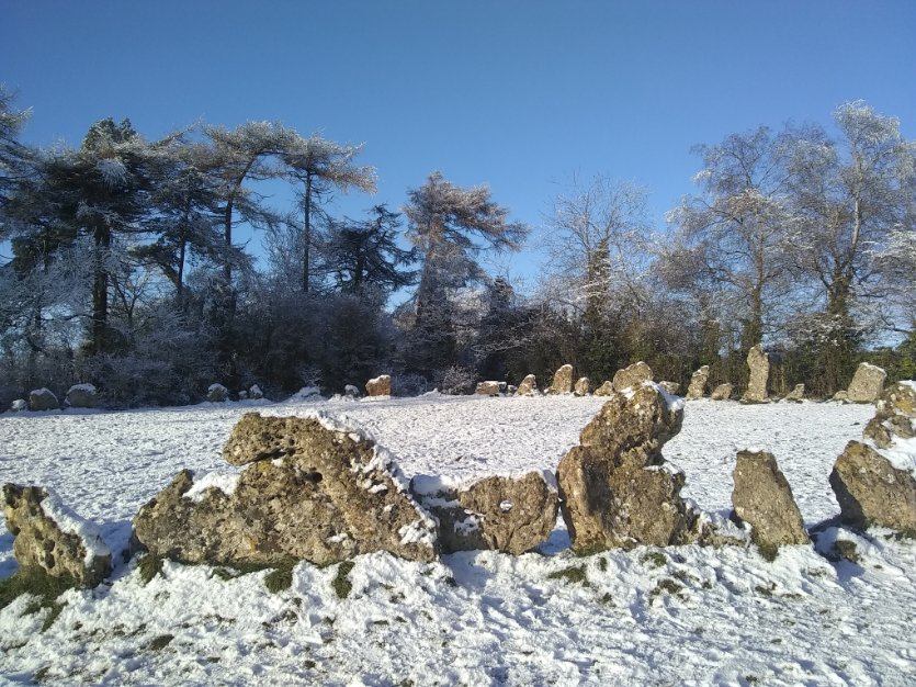 HilaryRSparkes's tweet photo. A snowy pre-Solstice mooch around the Whispering Knights, the King Stone and the King's Men at the Rollrght Stones
#stonecircles. #Rollright https://t.co/CjIrF9WkYT