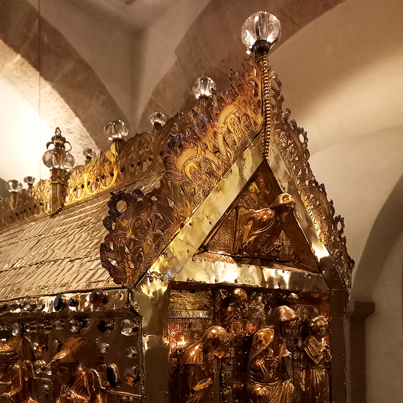 dombib_hi's tweet photo. Hinter Tür 18 verbirgt sich der Godehardschrein im Hildesheimer Dom. Er gehört zu den ältesten erhaltenen Reliquienschreinen des Mittelalters. Entstanden ist der Schrein um 1140. Sein Holzkern ist mit vergoldeten Silberplatten bedeckt und mit Figuren und Edelsteinen geschmückt. https://t.co/KVXyGEFo5b