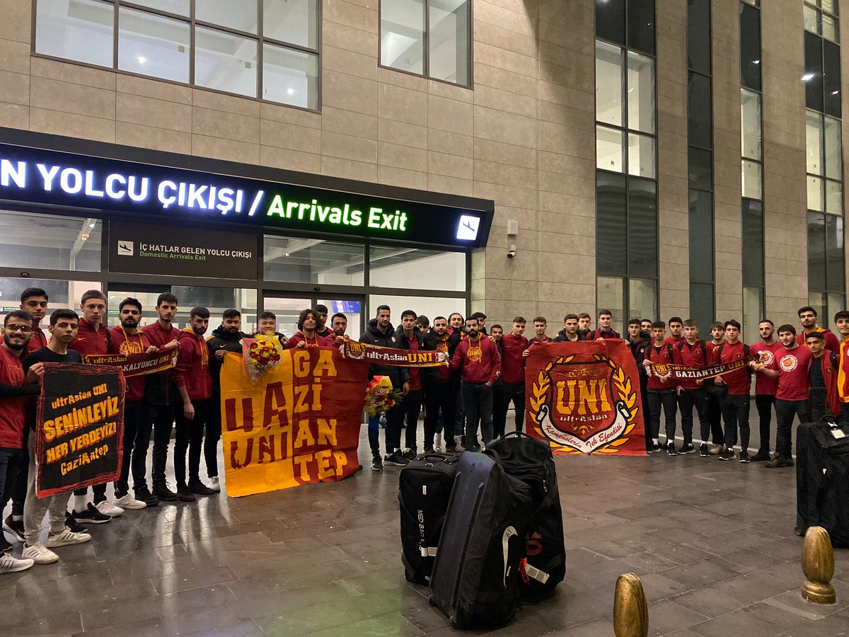 uAUNIGaziantep's tweet photo. TEK DİLEĞİMİZ SENİ ŞAMPİYON GÖRMEK!

GALATASARAY U-19 takımımızı Gaziantep'de oynayacağı maç öncesi havalimanında yalnız bırakmadık.

#ultrAslanUNI
#uAUNIGAZİANTEP https://t.co/PwUUCJNKuL