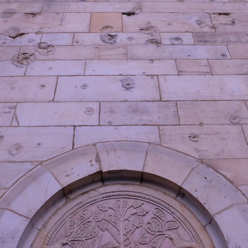 dombib_hi's tweet photo. Weniger erfreulich, aber trotzdem als Tür 21 nicht verschwiegen:
Das Godehardikloster hat während seiner langen Geschichte viele einschneidende Ereignisse überstanden. Von einem zeugen diese Einschusslöcher an einer der Außenwände. https://t.co/c1vangERTz