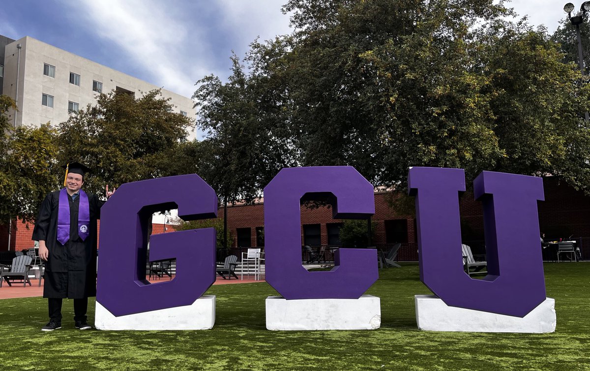 TaeKwonMomx2's tweet photo. #GCUgrad 💜 #GCU2022 @derek_auclair https://t.co/DBuKkuPEr3