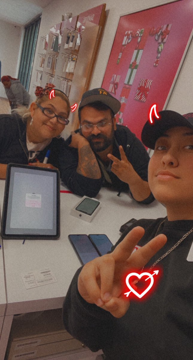 MikePonceBallPR's tweet image. Y'all come check out my homegirl mirella here at T-Mobile for the awesome Christmas deals 😄😄