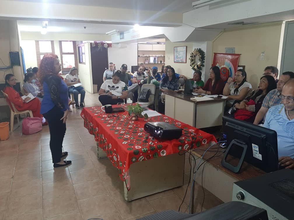 Hoy #16Dic se realiza el 1er encuentro de Socializacion de la propuesta de Centros de Desarrollo  Educativos Territoriales para la Calidad Educativa con los jefes de las divisiones y coordinaciones de la Zona Educativa Zulia.

#TodoElZuliaUnaEscuela