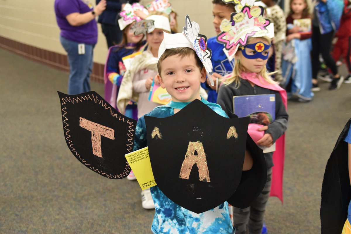 Glendale kindergarteners celebrated the end of their Super Reader Unit with a Super Reader Parade! Students dressed as superheroes and marched through the school, while holding books that they've mastered reading, while other classes cheered them on.

Congrats, Super Readers!