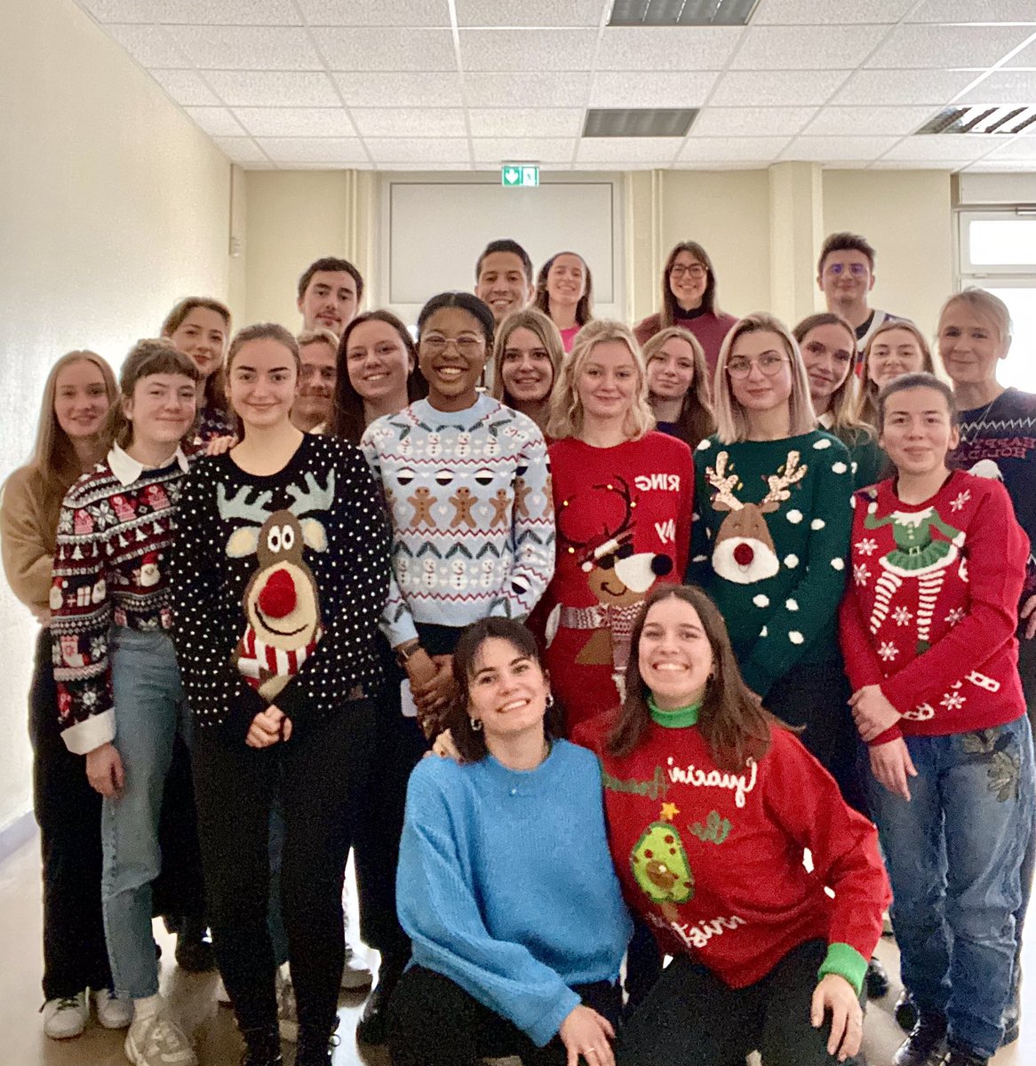 M2PRPEF_Nancy's tweet photo. C’est déjà la fin de ce premier semestre riche en apprentissages et en connaissances.
Le master souhaite remercier toutes les personnes qui nous suivent et qui nous aident à nous développer.

Nous vous souhaitons de bonnes fêtes de fin d’année !🎊
Merci. https://t.co/se4NXaeas9