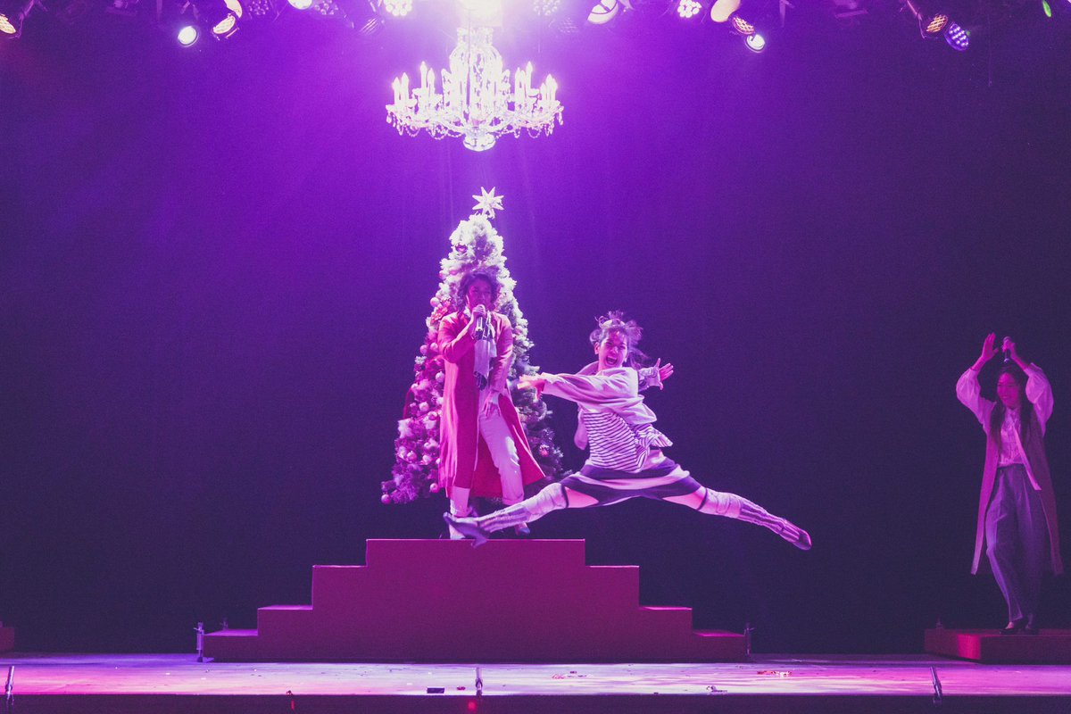 AlexandriteSTG's tweet photo. 舞台『25Magic』
劇場:三越劇場

12/17(土)19:00
受付開始/開場
開演の45分前
Bianco
上演時間2時間15分
休憩15分含む

※開演前に撮影タイム有り
※面会・差入れ受付無し
※当日券有り

Bianco千秋楽。

皆で紡いだ一つの物語を
是非劇場で御観劇下さい。

お待ちしております!!

#25Magic #アレステ https://t.co/M5gvdbobkS