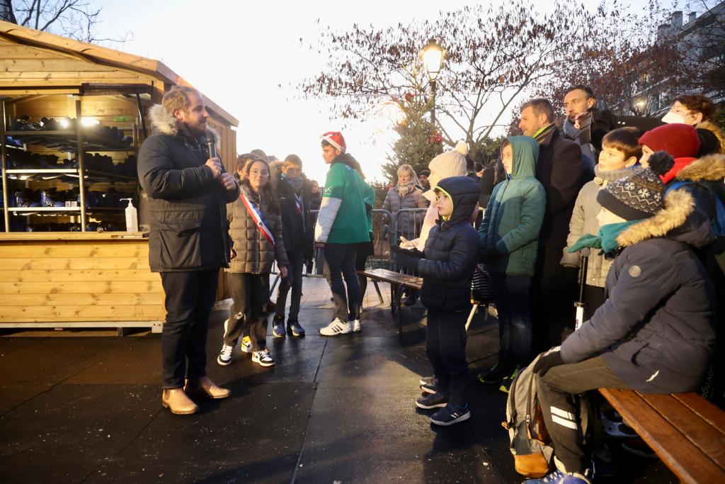 saintmande's tweet photo. ⛸ Premiers coups de patins ce soir sur la #patinoire de #saintmande ! 
😊 Pour le plus grand plaisir des amateurs de glisse, de nombreuses animations et initiations à destination des familles sont prévues.
👉 Toutes les infos : https://t.co/kIpsHM0b1C https://t.co/GDPMa6nCKQ