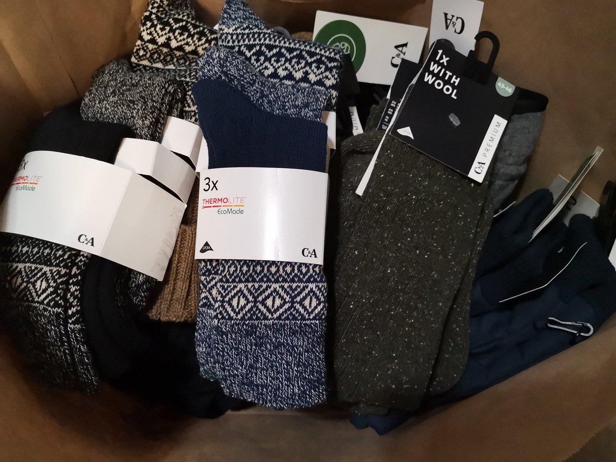 Zwei freundliche Berliner brachten eine Einkaufstasche voll mit neu eingekauften Mützen, Thermosocken, Schals u. Handschuhen in die #Bahnhofsmission 
"Für die Menschen." sagten sie. Danke! Ihr habt Licht gebracht.
#wärmespenden