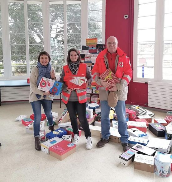 CrfCaen's tweet photo. [Incroyable] 
Une école de Ouistream, nous a fait don de 173 boîtes de Noël. 🤩
Nous avons été accueillis par les élèves en chanson, un moment inoubliable. 
➡️ Merci et bravo les enfants. 
Merci aussi à vos encadrants  pour leur accompagnement dans l’aboutissement de ce projet 🤗 https://t.co/GSimkKvfJk