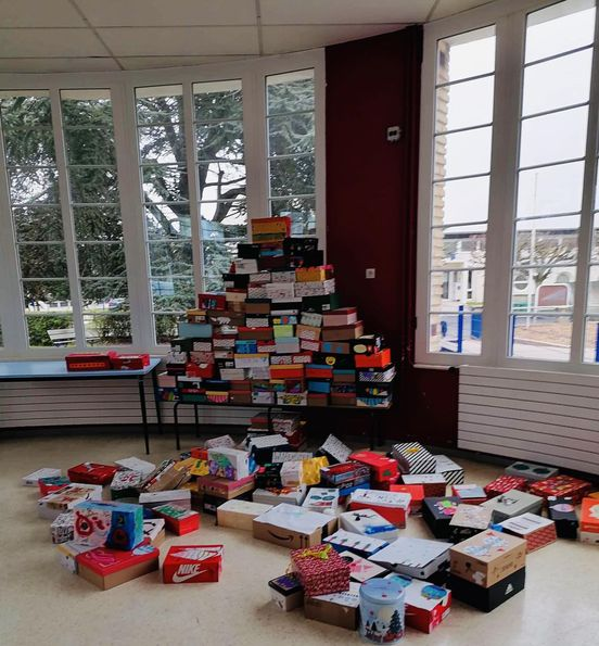CrfCaen's tweet photo. [Incroyable] 
Une école de Ouistream, nous a fait don de 173 boîtes de Noël. 🤩
Nous avons été accueillis par les élèves en chanson, un moment inoubliable. 
➡️ Merci et bravo les enfants. 
Merci aussi à vos encadrants  pour leur accompagnement dans l’aboutissement de ce projet 🤗 https://t.co/GSimkKvfJk