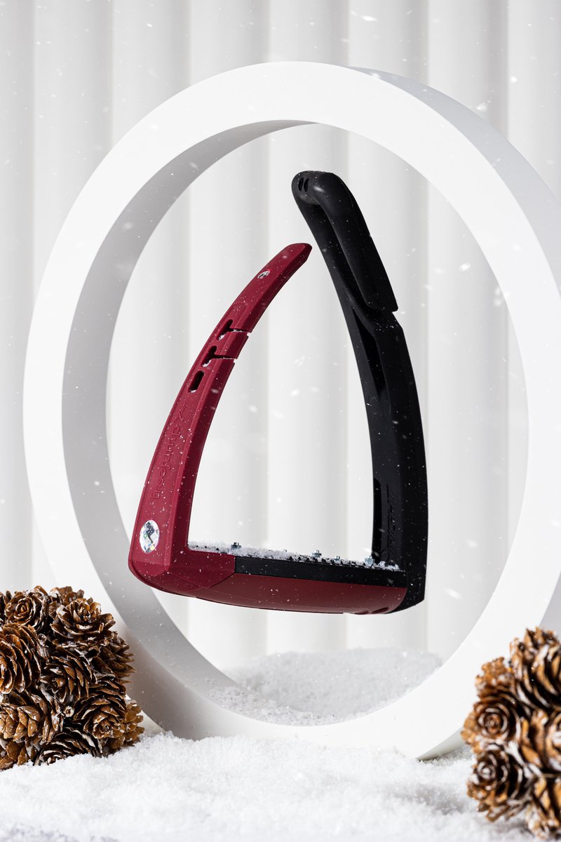 Time to shine. This season, add a touch of glow to your equipment with the Bordeaux limited edition of the Soft’Up Pro + Crystal stirrups. #freejump #freejumpsystem #stirrups #limitededition #crystal #christmas #advancedridingexperience #equestrian