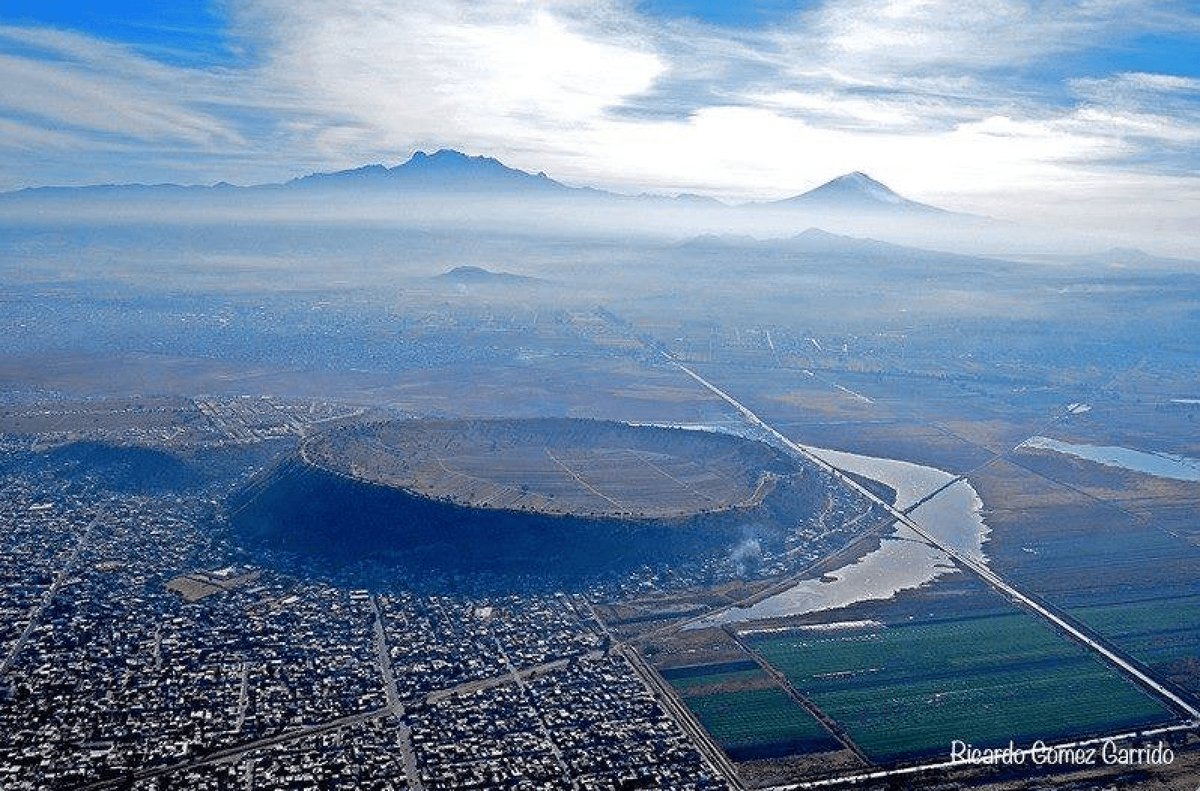 EspejoTlahuac's tweet photo. Conocen ese cerro? Se llama #Xico (en el ombligo) y se encuentra situado en medio de lo que fue el #LagoDeChalco, osea era una isla. Siempre fue un lugar importante de asentamientos humanos, en el se han encontrado vestigios del preclasico, clásico y postclasico. https://t.co/xS5zobQAvl